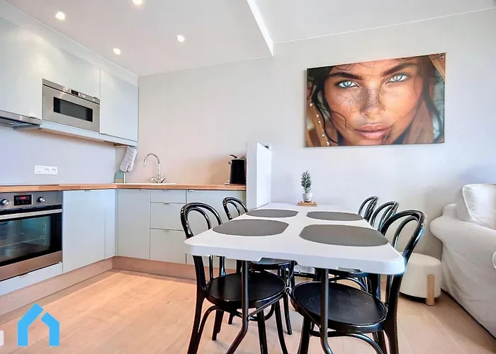 In With Sea Views Apartment